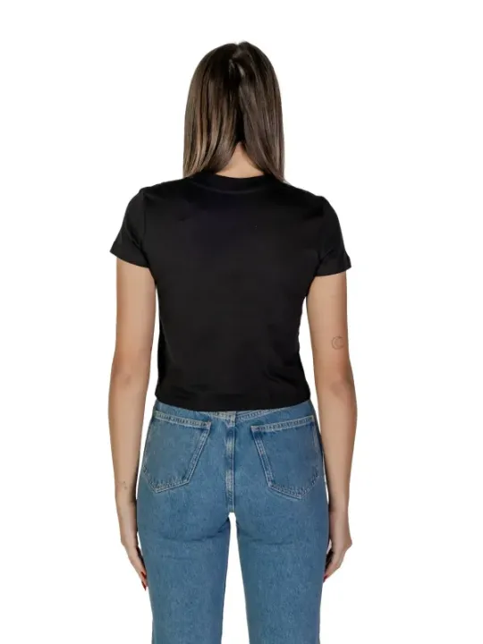 Frau trägt schwarzes Calvin Klein T-Shirt