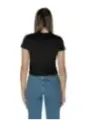 Frau trägt schwarzes Calvin Klein T-Shirt