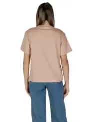 Blonde Frau trägt Jeans und Top