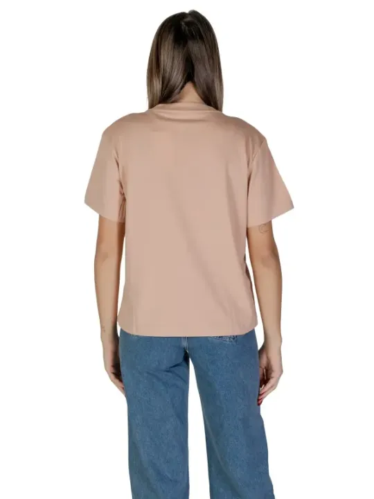 Blonde Frau trägt Jeans und Top