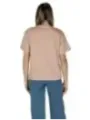 Blonde Frau trägt Jeans und Top