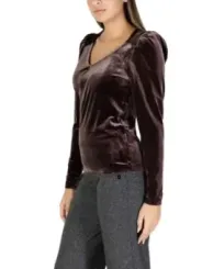 Braunes Samtoberteil graue Hose