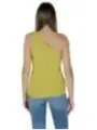 Ein schulterfreies Damen-Tanktop B.young