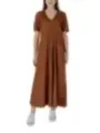 Frau trägt braunes B.young Kleid