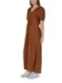 Braunes Kleid mit weißen Sneakern