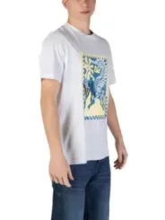 Mann trägt Hahn-Grafik-T-Shirt