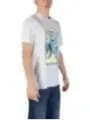 Mann trägt Hahn-Grafik-T-Shirt