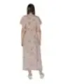Beiger Blumenkleid mit weißen Schuhen