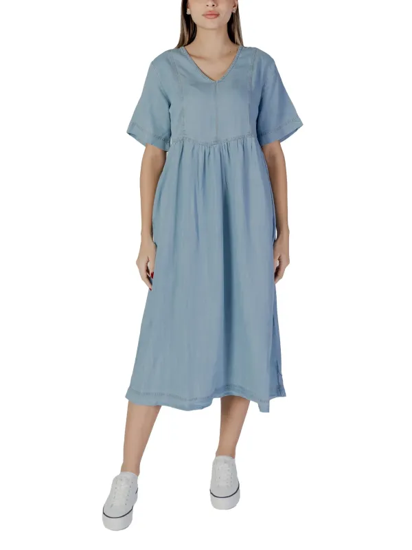 Blaues Sommerkleid mit weißen Sneakers Blaues Sommerkleid mit weißen Sneakers