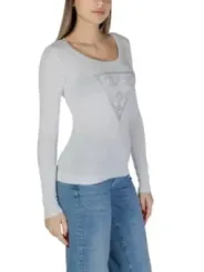 Schlanker Modell trägt graues Guess Top