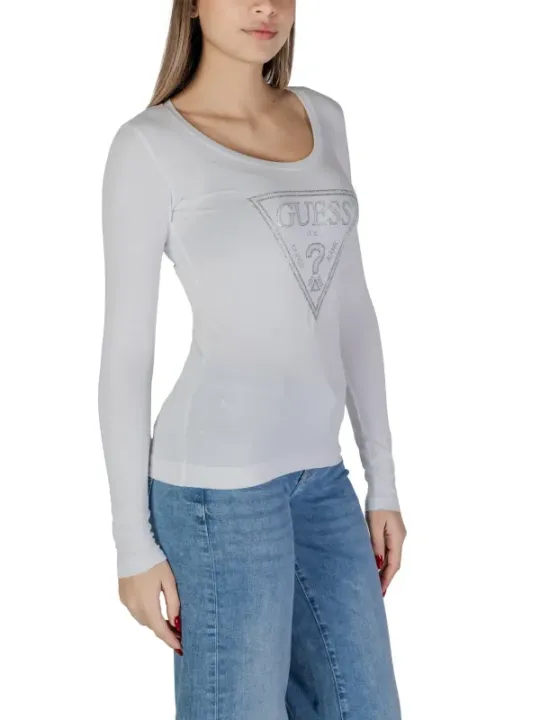 Schlanker Modell trägt graues Guess Top