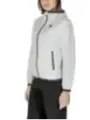 Weiße Jacke mit schwarzem Reißverschluss