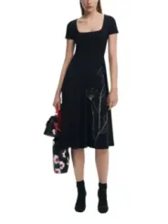 Schwarzes Blumenkleid mit quadratischem Ausschnitt