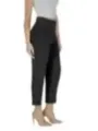 Schwarze, kurze, gerade geschnittene Hose