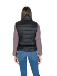 Graue Weste, pinker Pullover, Jeans