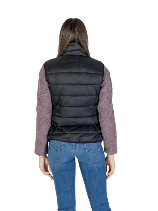 Graue Weste, pinker Pullover, Jeans