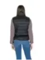 Graue Weste, pinker Pullover, Jeans