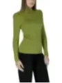 Grünes Oberteil mit schwarzer Hose