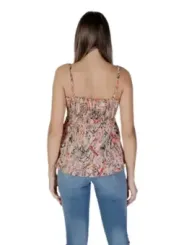 Frau trägt B.young Tanktop Jeans