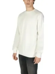 Mann trägt weißes Baumwollhemd Jeans