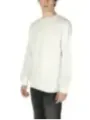 Mann trägt weißes Baumwollhemd Jeans