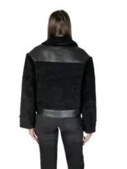 Grauer Wolljacke mit schwarzem Leder.