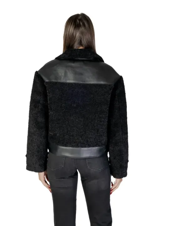 Grauer Wolljacke mit schwarzem Leder.
