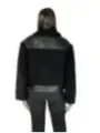 Grauer Wolljacke mit schwarzem Leder.