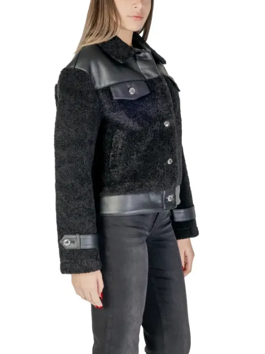 Schwarze Fleecejacke mit Lederdetails