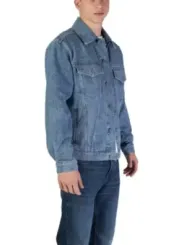 Denimjacke mit weißem Hemd