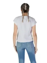 Weiße Bluse mit hellblauen Jeans