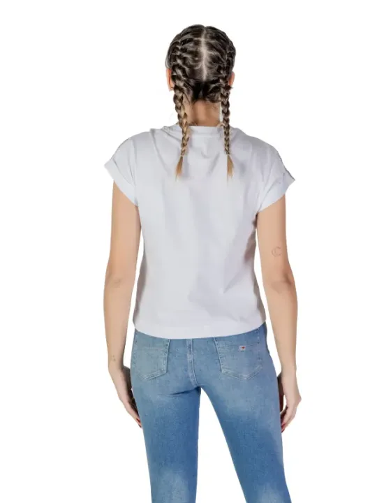 Weiße Bluse mit hellblauen Jeans