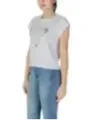 Weißes T-Shirt mit abgeschnittenen Ärmeln