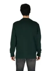 Mann trägt grünes Boss Sweatshirt