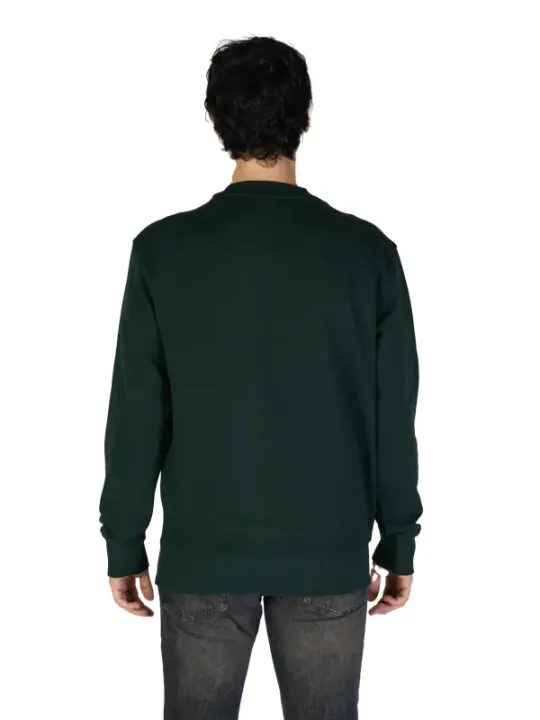 Mann trägt grünes Boss Sweatshirt