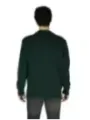 Mann trägt grünes Boss Sweatshirt