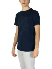 Mann trägt blaues Tiger-T-Shirt