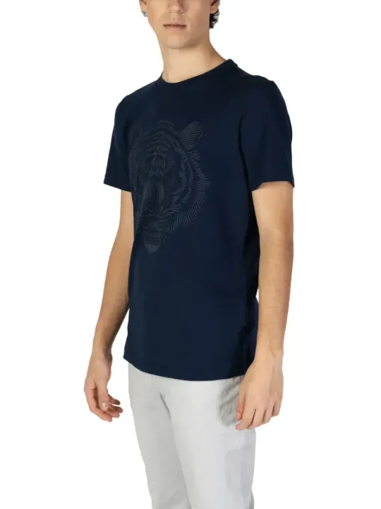 Mann trägt blaues Tiger-T-Shirt