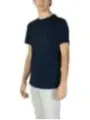 Mann trägt blaues Tiger-T-Shirt