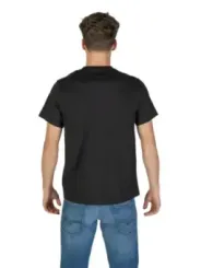 Schwarzes T-Shirt mit Jeans