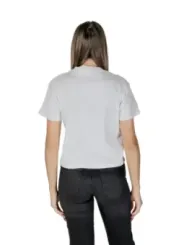 Weiße T-Shirt und schwarze Jeans