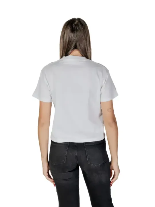 Weiße T-Shirt und schwarze Jeans