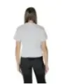 Weiße T-Shirt und schwarze Jeans