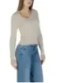Geripptes Top mit Jeans kombiniert