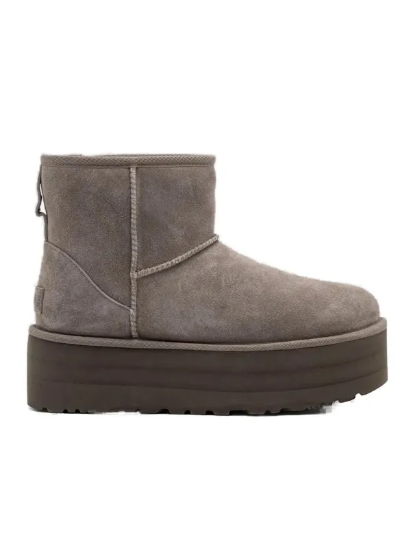 Braune UGG-Stiefelette mit Plateausohle Braune UGG-Stiefelette mit Plateausohle