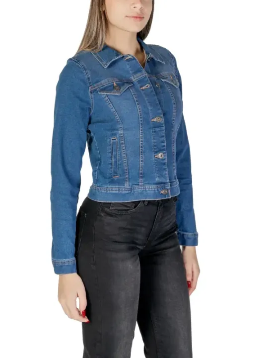 Frau trägt Ichi 480797 Blazer