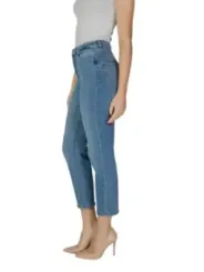Helle Jeans mit Stilettoabsatz