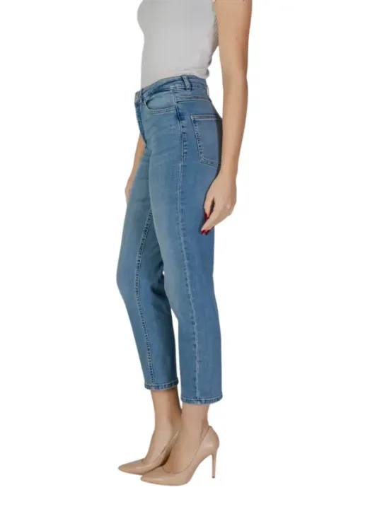 Helle Jeans mit Stilettoabsatz