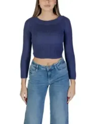 Blauer Strickpullover mit Jeans