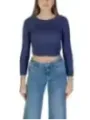 Blauer Strickpullover mit Jeans